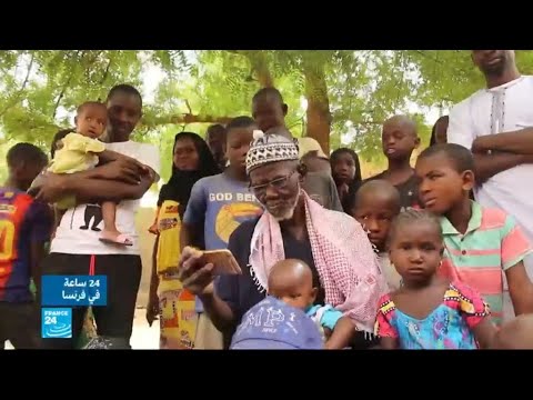 شاهدعائلة المهاجر المالي الذي أنقذ طفلًا في فرنسا مليئة بمشاعر الفخر