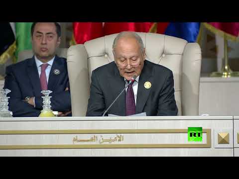 لحظة انسحاب أمير قطر من الجلسة الافتتاحية للقمة العربية في تونس