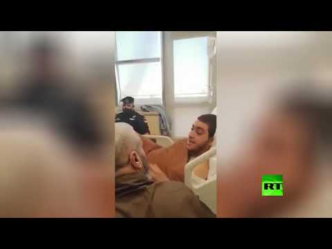 شاهد الأمن الأردني يسمح لوالد فتى الزرقاء بزيارته في المستشفى